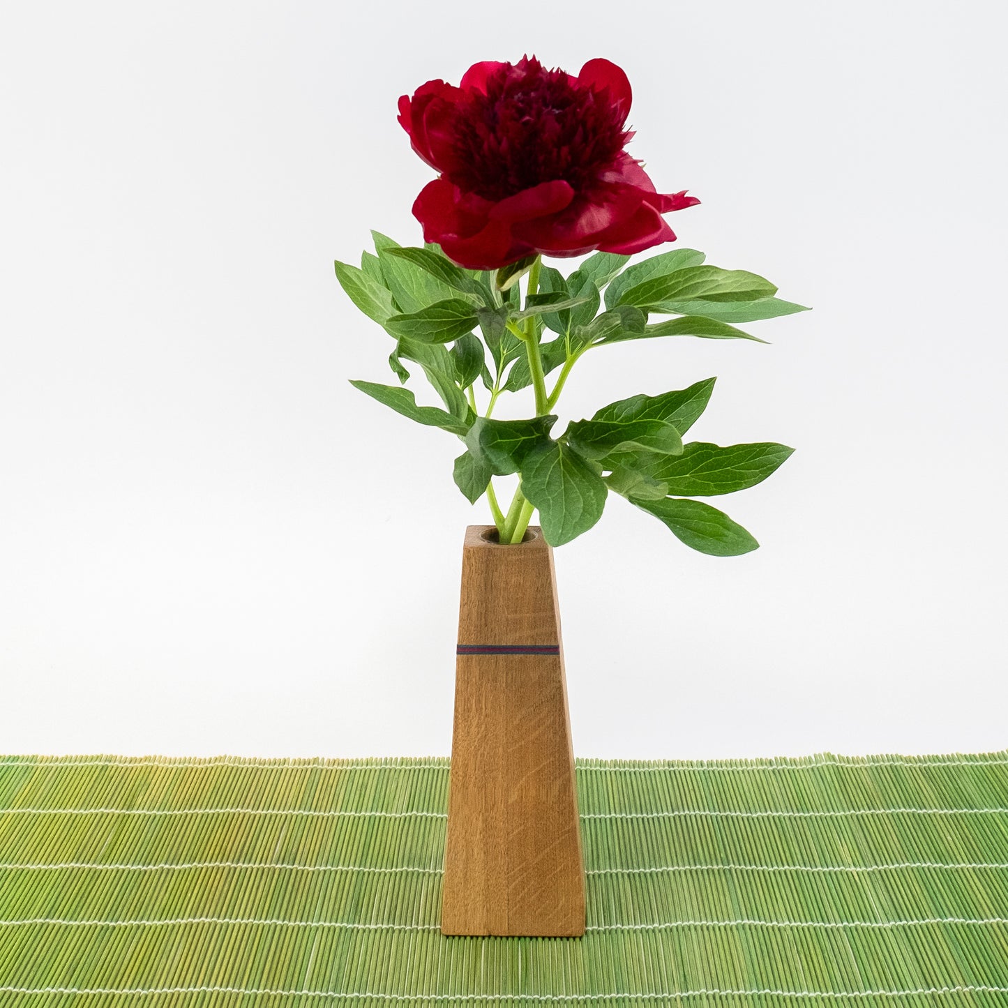 Konische Vase aus Eichenholz mit Glaseinlage