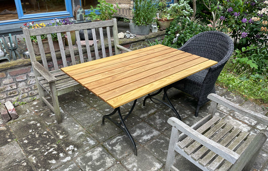 Gartentisch aus robuster Robinie und biologischer Veredelung