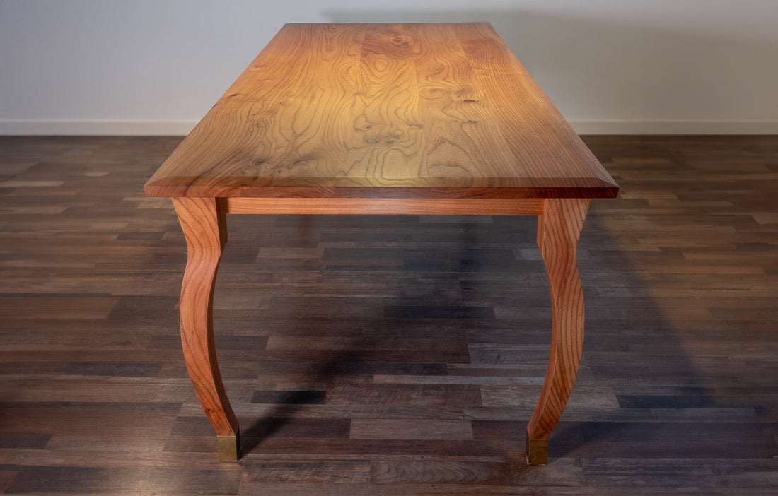 Ein Esstisch, der Geschichte erzählt