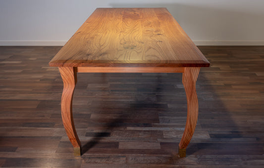 Ein Esstisch, der Geschichte erzählt