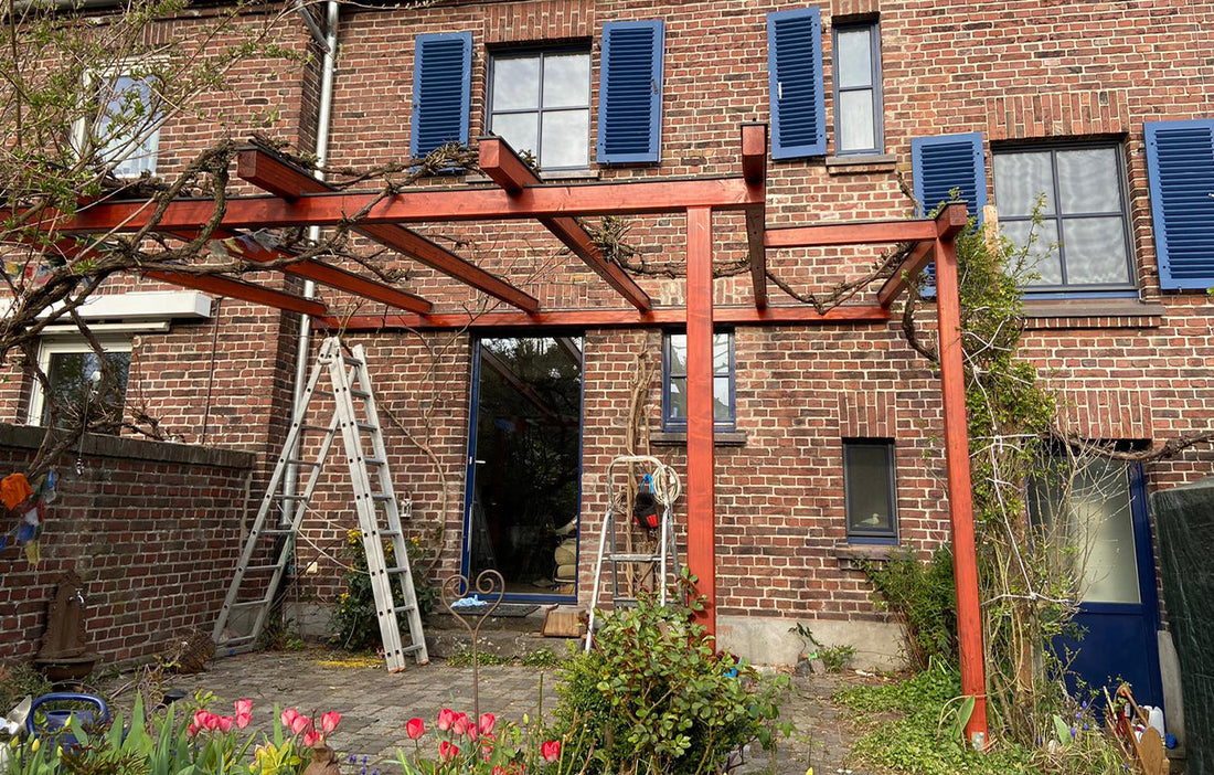 Pergola mit wetterfester roter Lasur und Kupferabdeckung